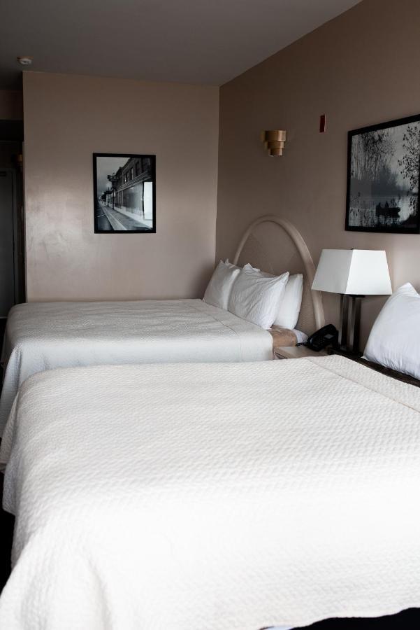West Bank Inn セライナ  エクステリア 写真